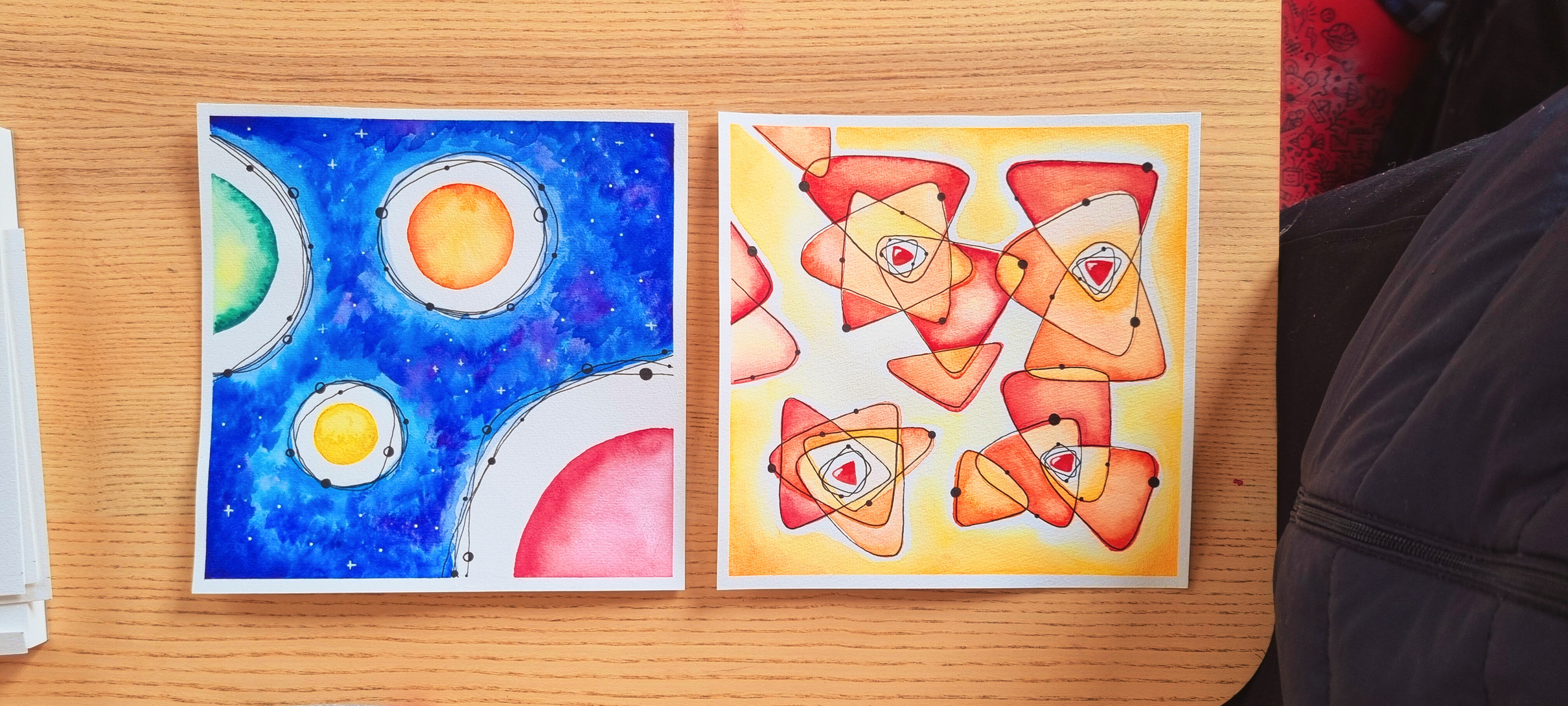 Composition à l'aquarelle avec des tons chauds (rouge, jaune, orange). La forme de base utilisée est le triangle. Il y a des jeux de lignes et de lumières reprenant la forme triangulaire de manière concentrique. 