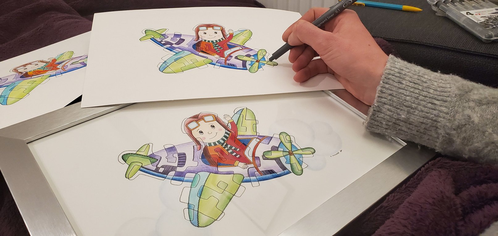 Dessin pour enfant représentant un avion et un pilote avec des traits enfantins. Le style est semi-figuratif avec un entrelacement de lignes et des couleurs intenses.