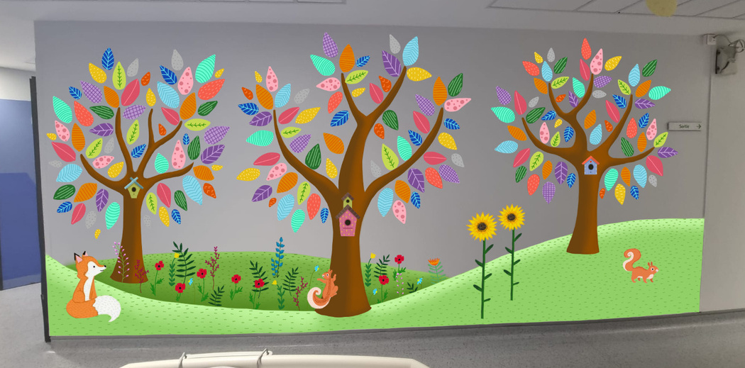 Fresque murale représentant un arbre artistique avec des feuilles multicolores, un écureuil et des fleurs. 
 